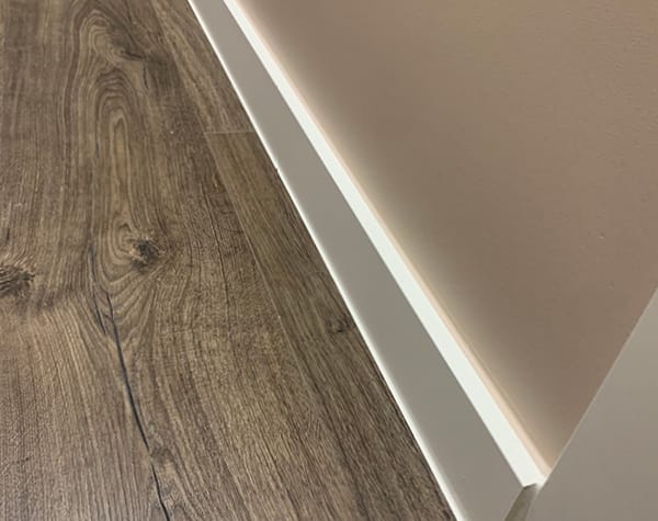 laminaat en plinten afwerking