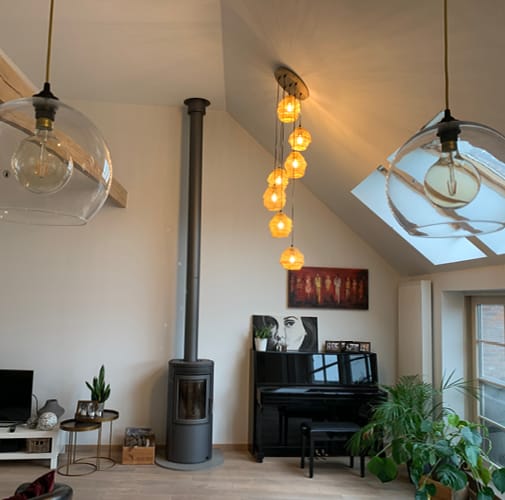 schilder schuine muur woonkamer