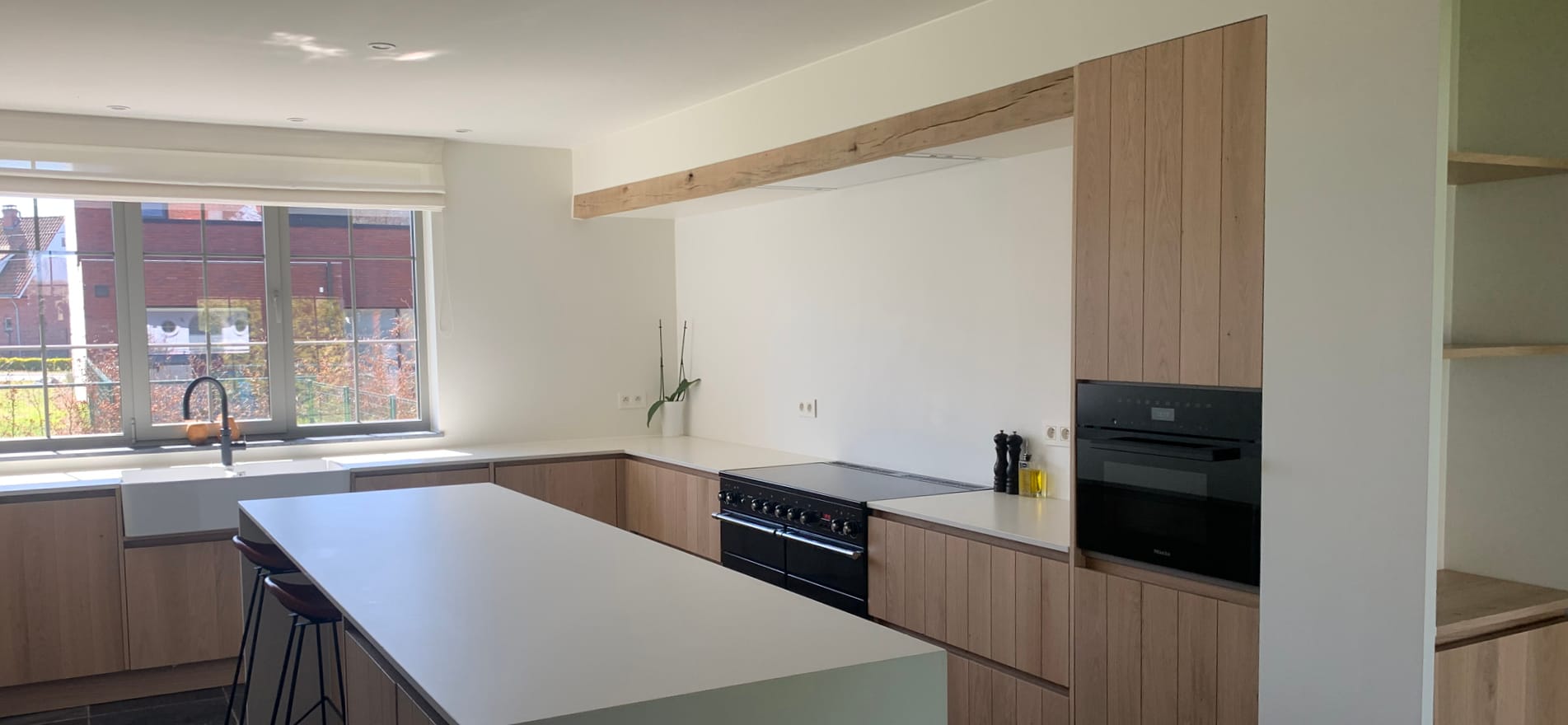 witte keuken schilderen met hout