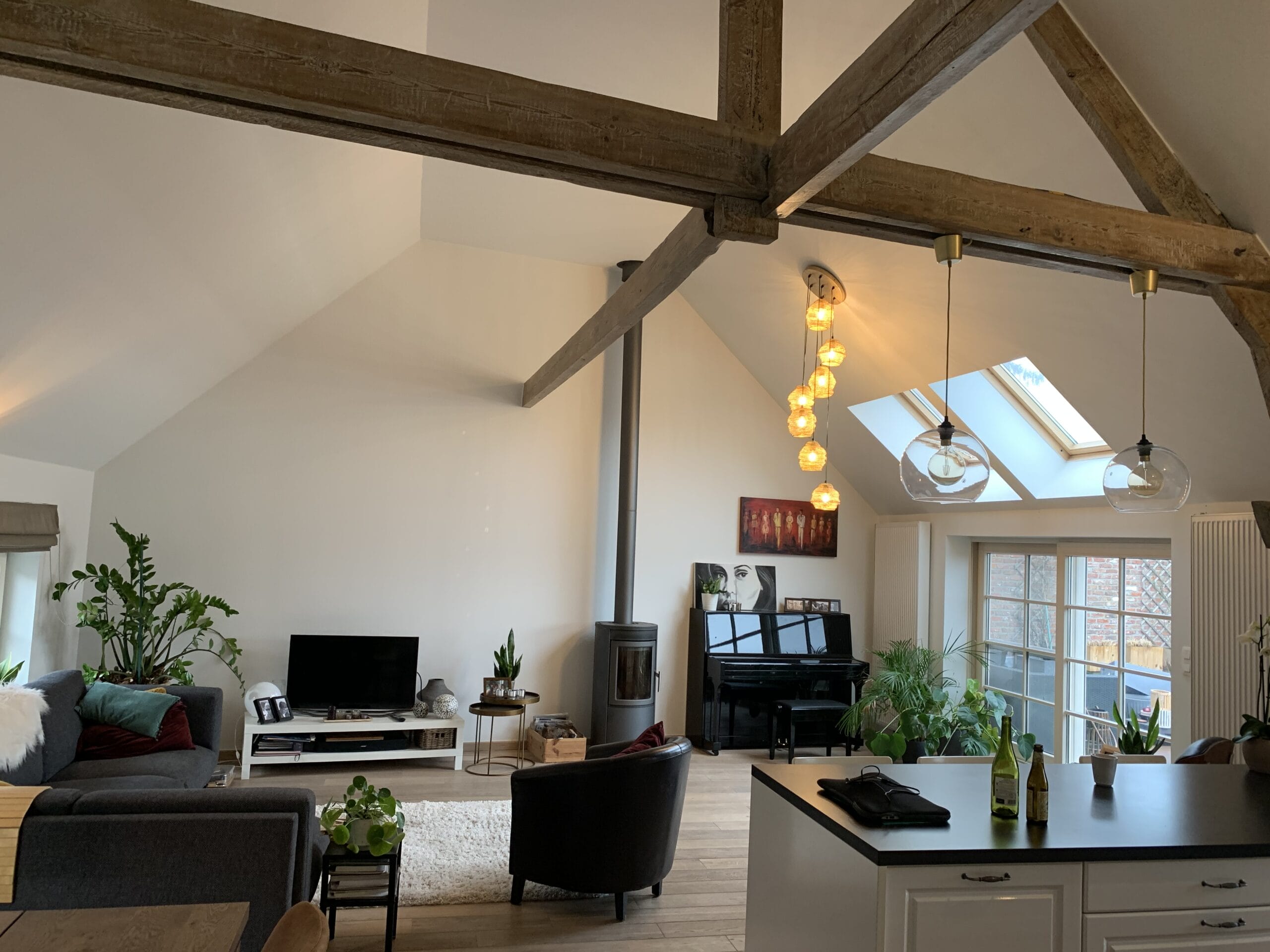 woonkamer schilderen met houten balken