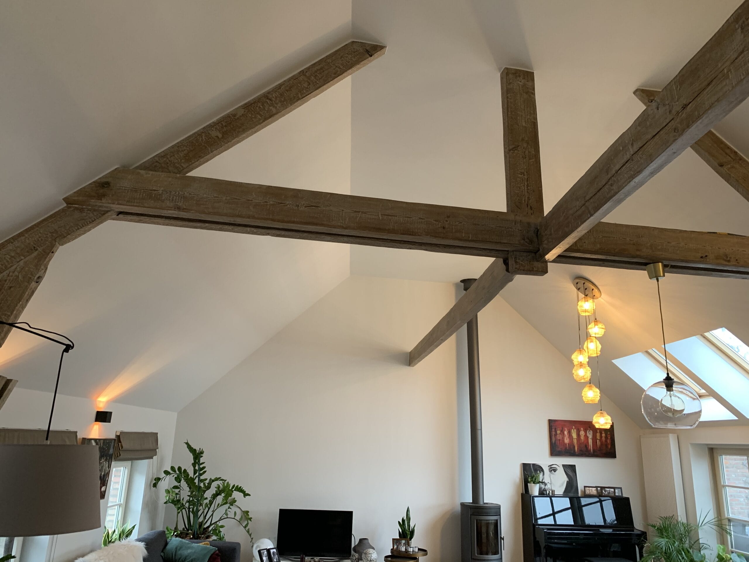 witte muren met originele houten balken