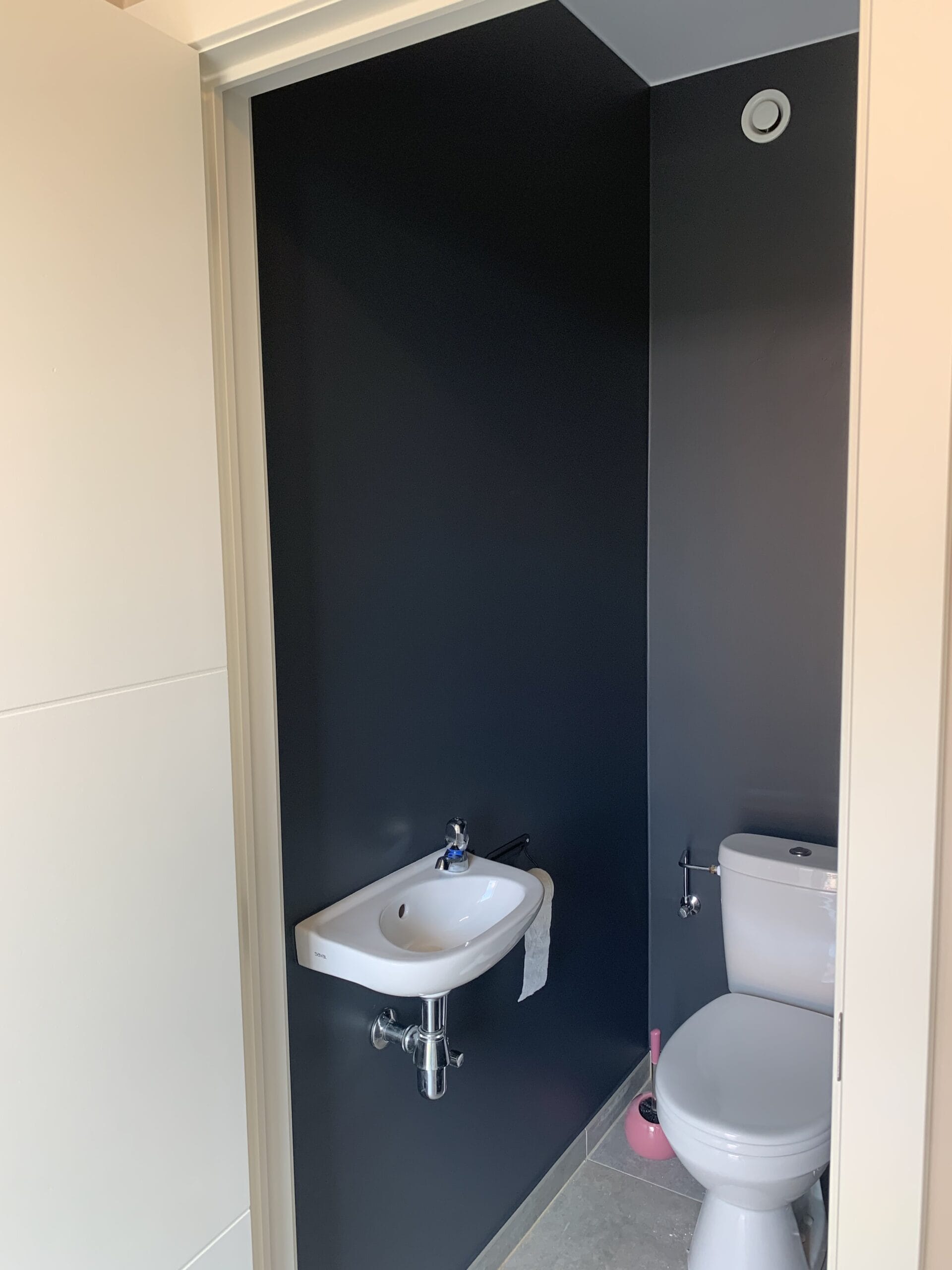 toilet donker schilderen