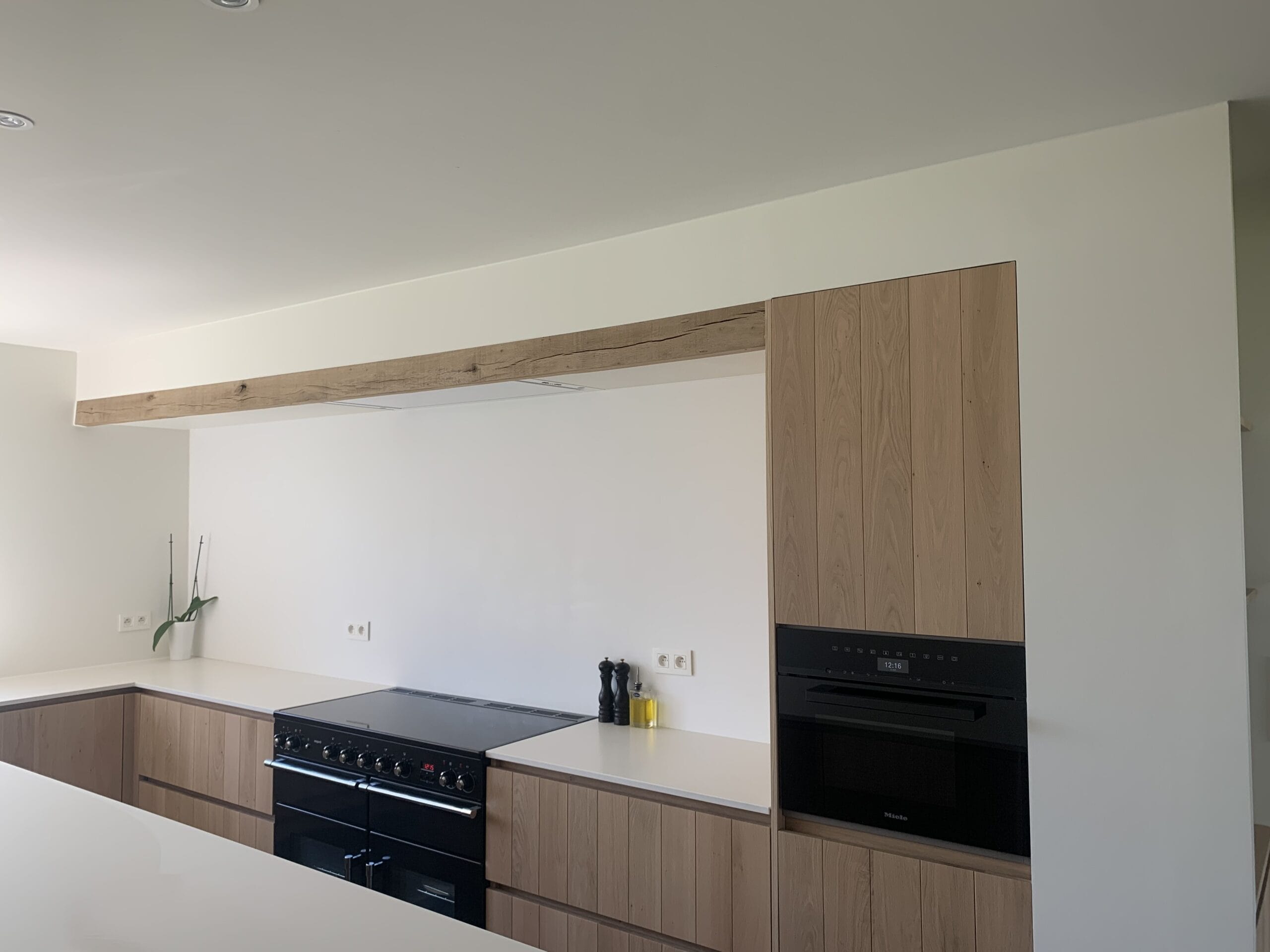moderne houten keuken met witte muren