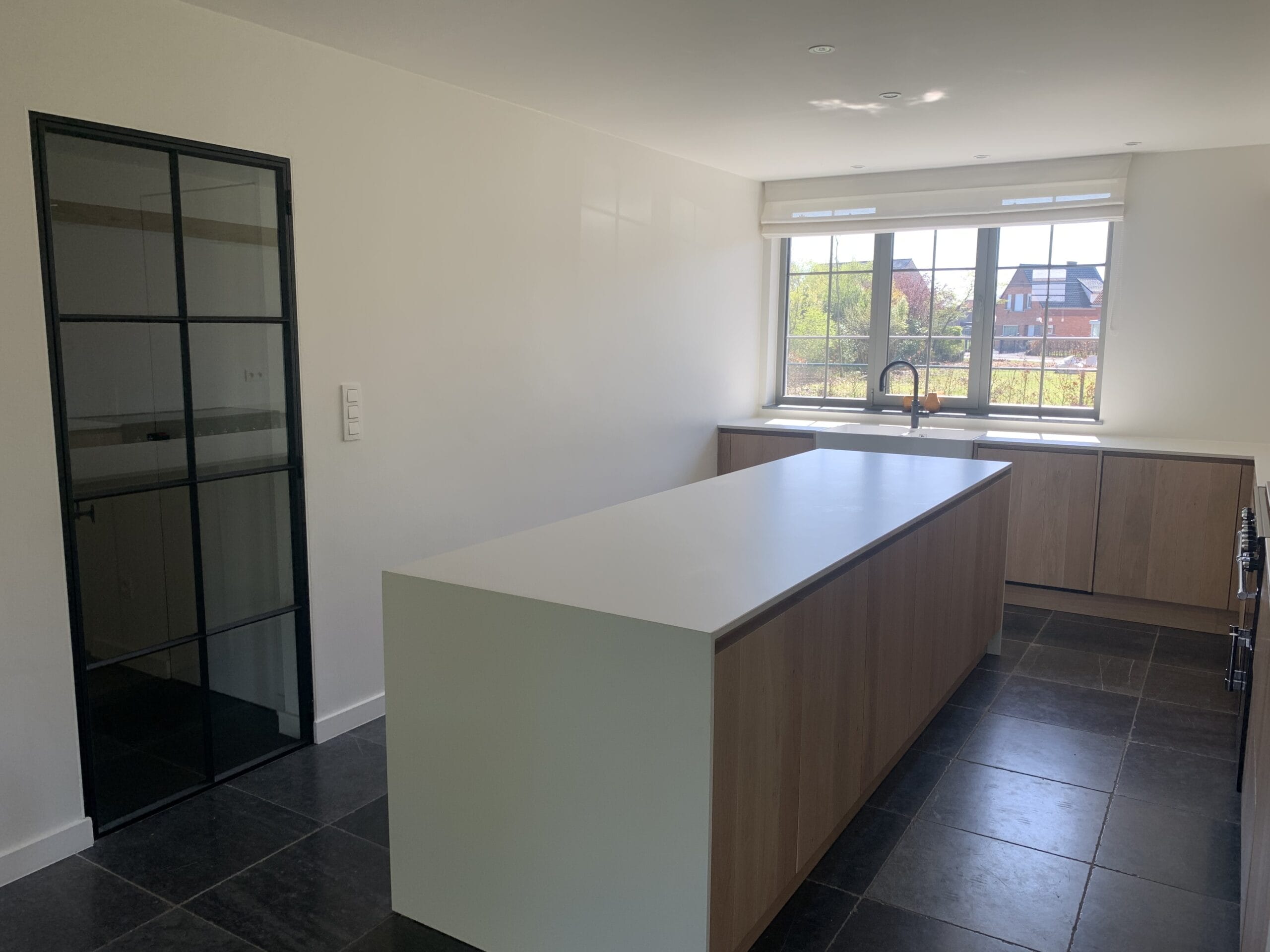 moderne keuken met witte muren