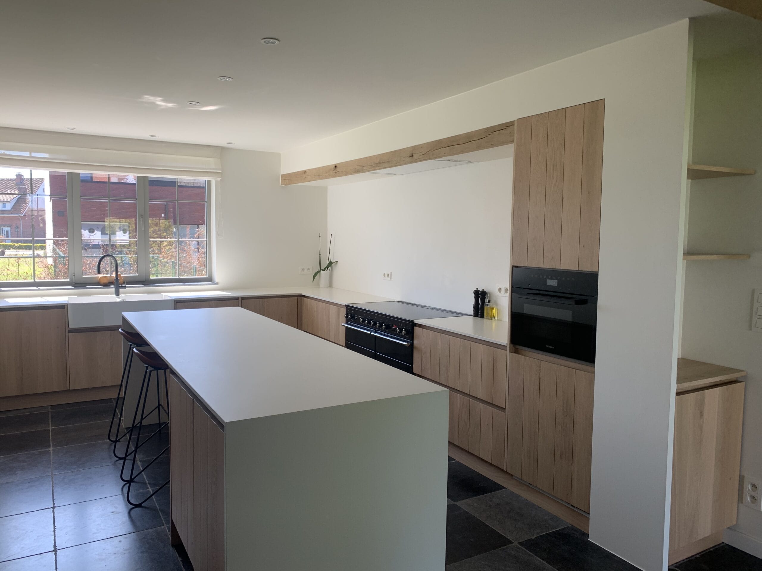 moderne keuken met witte muren